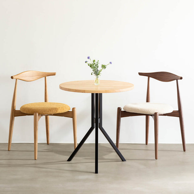 Kanademonoのラバーウッド ・ナチュラル天板とスマートなデザインのトライポッド脚を組み合わせたカフェテーブルの使用例3
