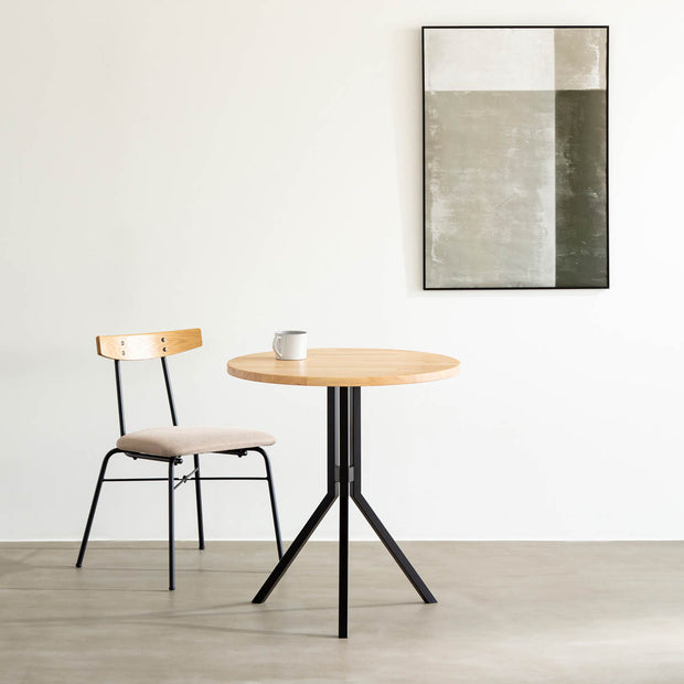 Kanademonoのラバーウッド ・ナチュラル天板とスマートなデザインのトライポッド脚を組み合わせたカフェテーブルの使用例1