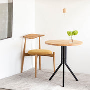 Kanademonoのラバーウッド ・ナチュラル天板とスマートなデザインのトライポッド脚を組み合わせたカフェテーブルの使用例2