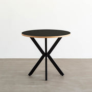 Kanademonoリノリウム・Neroのラウンド天板とデザイン性の高いXラインの脚を組み合わせたカフェテーブル1
