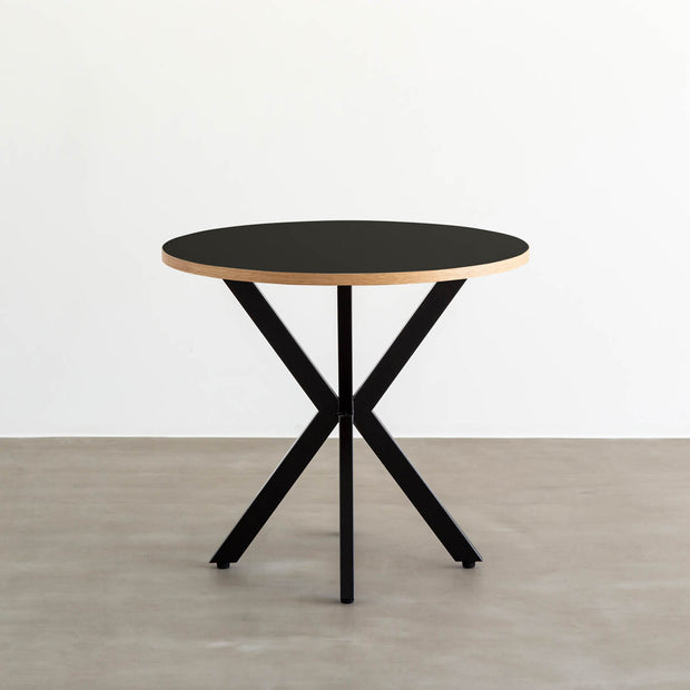 Kanademonoリノリウム・Neroのラウンド天板とデザイン性の高いXラインの脚を組み合わせたカフェテーブル1