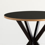 Kanademonoリノリウム・Neroのラウンド天板とデザイン性の高いXラインの脚を組み合わせたカフェテーブル（天板と脚）
