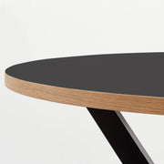 Kanademonoリノリウム・Neroのラウンド天板とデザイン性の高いXラインの脚を組み合わせたカフェテーブル（天板の厚み・クローズアップ）
