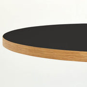 Kanademonoのリノリウム・Nero天板とスマートなデザインのトライポッド脚を組み合わせたカフェテーブル（天板クローズ）