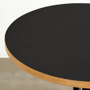 Kanademonoのリノリウム・Nero天板とスマートなデザインのトライポッド脚を組み合わせたカフェテーブル（天板クローズ2）