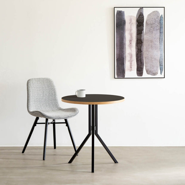 Kanademonoのリノリウム・Nero天板とスマートなデザインのトライポッド脚を組み合わせたカフェテーブルの使用例1