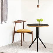 Kanademonoのリノリウム・Nero天板とスマートなデザインのトライポッド脚を組み合わせたカフェテーブルの使用例2