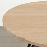 Kanademonoラバーウッド・Ashのラウンド天板と三角のチューブが華やかなアイアン脚4本を組み合わせたカフェテーブルの天板1