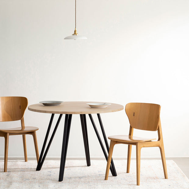 Kanademonoラバーウッド・Ashのラウンド天板と三角のチューブが華やかなアイアン脚4本を組み合わせたカフェテーブルと椅子