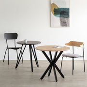 Kanademonoラバーウッド・Ashのラウンド天板とデザイン性の高いXラインの脚を組み合わせたカフェテーブルの使用例3