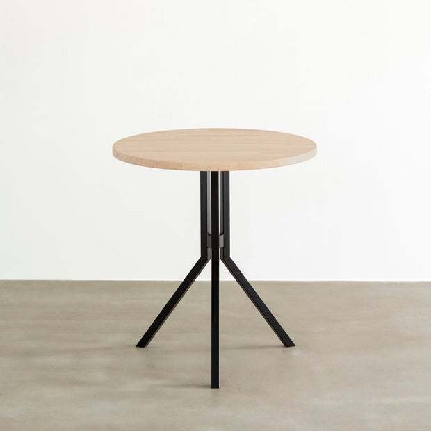 Kanademonoのラバーウッド・アッシュ天板とスマートなデザインのトライポッド脚を組み合わせたカフェテーブル