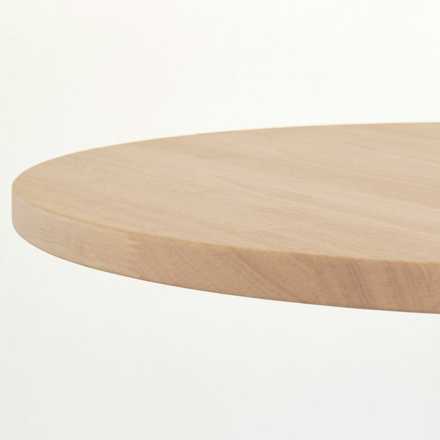 Kanademonoのラバーウッド・アッシュ天板とスマートなデザインのトライポッド脚を組み合わせたカフェテーブル（天板クローズ）