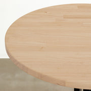 Kanademonoのラバーウッド・アッシュ天板とスマートなデザインのトライポッド脚を組み合わせたカフェテーブル（天板クローズ2）