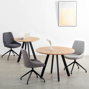 かなでもののアッシュの天板とマットブラックの4pinアイアン脚を組み合わせたすっきりとしたデザインのカフェテーブルとファブリックの椅子の使用例