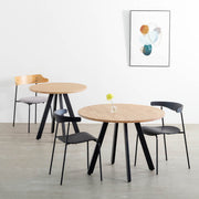 かなでもののアッシュの天板とマットブラックの4pinアイアン脚を組み合わせたすっきりとしたデザインのカフェテーブルと椅子の使用例