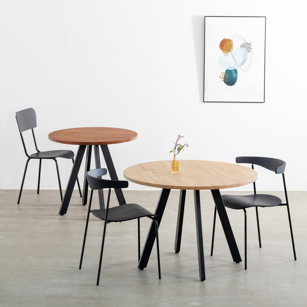 かなでもののチークブラウンとアッシュの天板とマットブラックの4pinアイアン脚を組み合わせたすっきりとしたデザインの2色のカフェテーブルの使用例