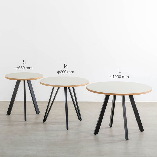 KANADEMONOのファニチャーリノリウムの天板Mushroomとマットブラックの4pin、トライアングル3pinアイアン脚を組み合わせたすっきりとしたデザインのカフェテーブル（3サイズ）