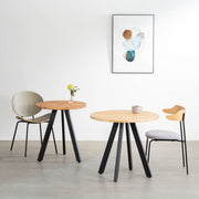 かなでもののラバーウッドと杉無垢の天板とマットブラックの4pinアイアン脚を組み合わせたすっきりとしたデザインの2色のカフェテーブルの使用例