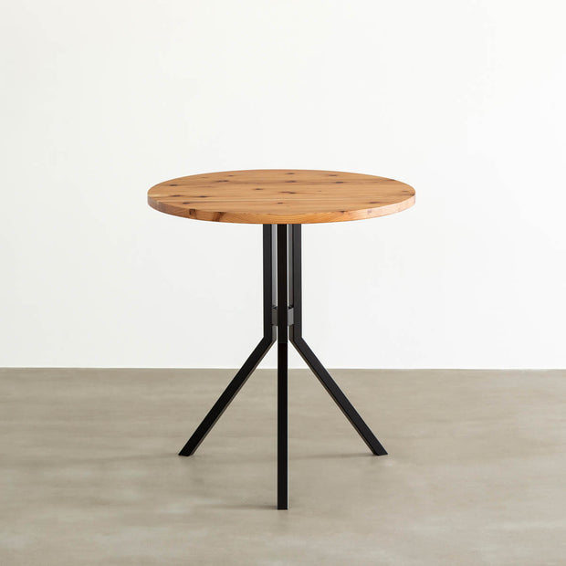 Kanademonoの杉無垢天板とスマートなデザインのトライポッド脚を組み合わせたカフェテーブル