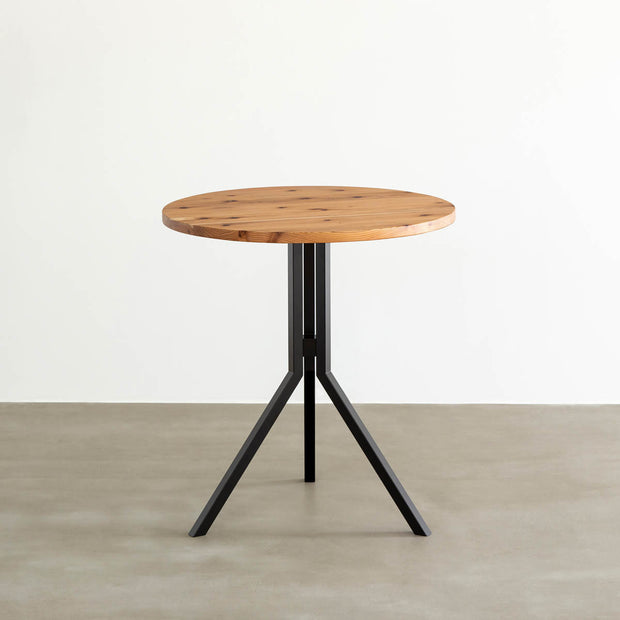 Kanademonoの杉無垢天板とスマートなデザインのトライポッド型鉄脚を組み合わせたカフェテーブル