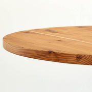 Kanademonoのラバーウッド・ナチュラル天板とスマートなデザインのトライポッド脚を組み合わせたカフェテーブル（天板クローズ）
