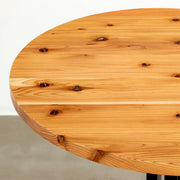 Kanademonoのラバーウッド・ナチュラル天板とスマートなデザインのトライポッド脚を組み合わせたカフェテーブル（天板クローズ2）