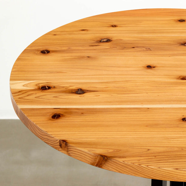 Kanademonoのラバーウッド・ナチュラル天板とスマートなデザインのトライポッド脚を組み合わせたカフェテーブル（天板クローズ2）