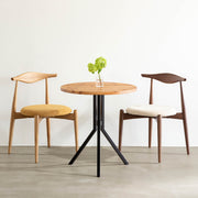 Kanademonoの杉無垢天板とスマートなデザインのトライポッド脚を組み合わせたカフェテーブルの使用例3