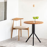 Kanademonoの杉無垢天板とスマートなデザインのトライポッド脚を組み合わせたカフェテーブルの使用例2