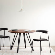 Kanademonoラバーウッド・TeakBrownのラウンド天板と三角のチューブが華やかなアイアン脚4本を組み合わせたカフェテーブルと椅子