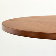 Kanademonoのラバーウッド ・チークブラウン天板とスマートなデザインのトライポッド脚を組み合わせたカフェテーブル（天板クローズ）