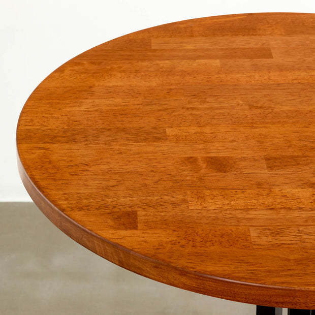 Kanademonoのラバーウッド ・チークブラウン天板とスマートなデザインのトライポッド脚を組み合わせたカフェテーブル（天板クローズ2）