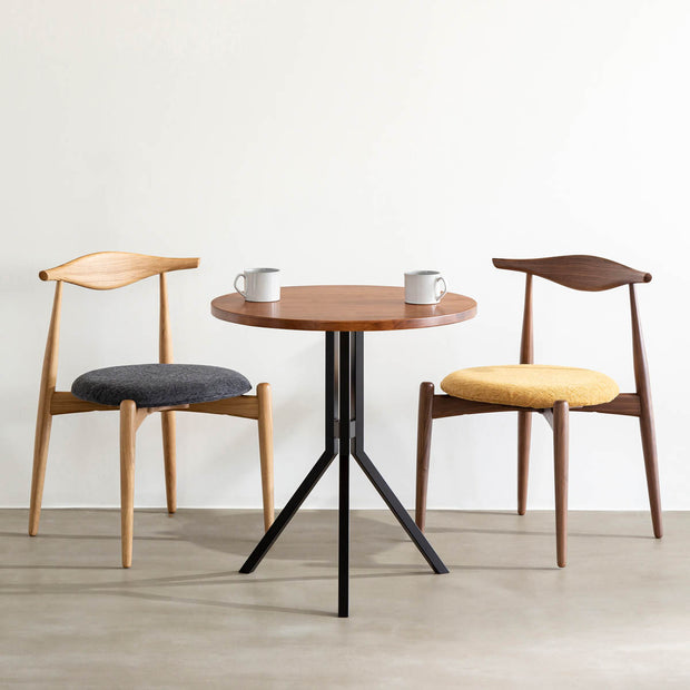 Kanademonoのラバーウッド ・チークブラウン天板とスマートなデザインのトライポッド脚を組み合わせたカフェテーブルの使用例3