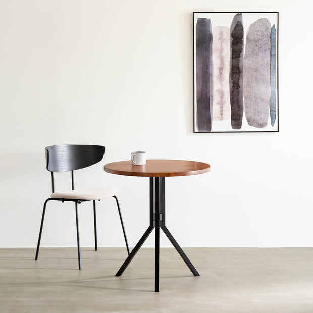 Kanademonoのラバーウッド ・チークブラウン天板とスマートなデザインのトライポッド脚を組み合わせたカフェテーブルの使用例