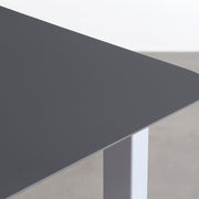 KanademonoのFENIXダークグレー天板にCloudカラーのスクエアスチール脚を組み合わせたテーブル（天板角）