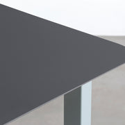KanademonoのFENIXダークグレー天板にEucalyptusカラーのスクエアスチール脚を組み合わせたテーブル（天板角）