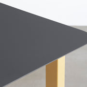 KanademonoのFENIXダークグレー天板にMarigoldカラーのスクエアスチール脚を組み合わせたテーブル（天板角）