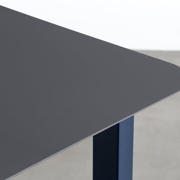 KanademonoのFENIXダークグレー天板にMineralBlueカラーのスクエアスチール脚を組み合わせたテーブル（天板角）