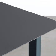 KanademonoのFENIXダークグレー天板にRosemaryカラーのスクエアスチール脚を組み合わせたテーブル（天板角）