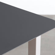 KanademonoのFENIXダークグレー天板にSandBeigeカラーのスクエアスチール脚を組み合わせたテーブル（天板角）