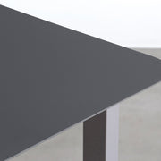 KanademonoのFENIXダークグレー天板にStoneカラーのスクエアスチール脚を組み合わせたテーブル（天板角）