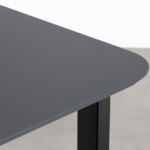 ナノテクノロジー素材を使用したダークグレーのFENIX天板とマットブラックのスクエアH70鉄脚を組み合わせた優れた性能と美しさを併せもつ新しいテーブル（角）