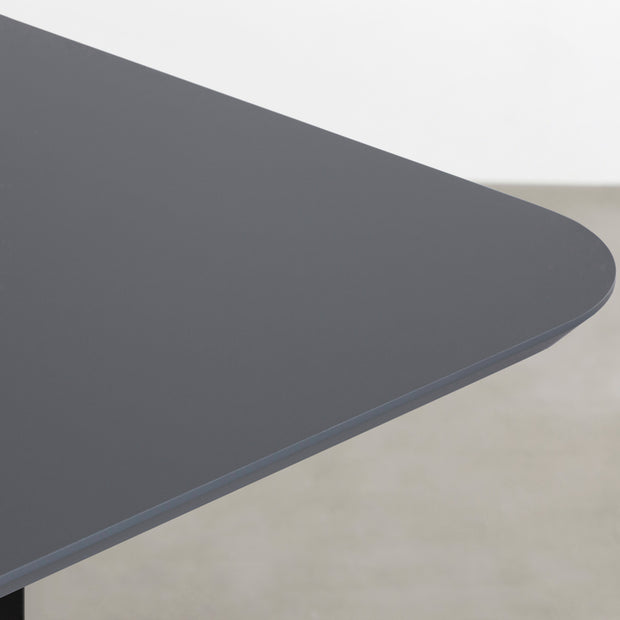 ナノテクノロジー素材を使用したダークグレーのFENIX天板とマットブラックの_鉄脚を組み合わせた優れた性能と美しさを併せもつ新しいテーブル（角）