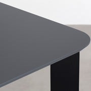 ナノテクノロジー素材を使用したダークグレーのFENIX天板とマットブラックのスラッシュスクエア鉄脚を組み合わせた優れた性能と美しさを併せもつ新しいテーブル（角）