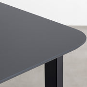 ナノテクノロジー素材を使用したダークグレーのFENIX天板とマットブラックのスクエア鉄脚を組み合わせた優れた性能と美しさを併せもつ新しいテーブル（角）
