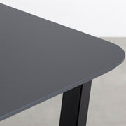 ナノテクノロジー素材を使用したダークグレーのFENIX天板とマットブラックのトラぺゾイド鉄脚を組み合わせた優れた性能と美しさを併せもつ新しいテーブル（角）