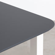 KanademonoのFENIXダークグレー天板にホワイトの角柱鉄脚を合わせたテーブル（角）