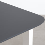 KanademonoのFENIXダークグレー天板にホワイトのスクエア鉄脚を合わせたテーブル（角）