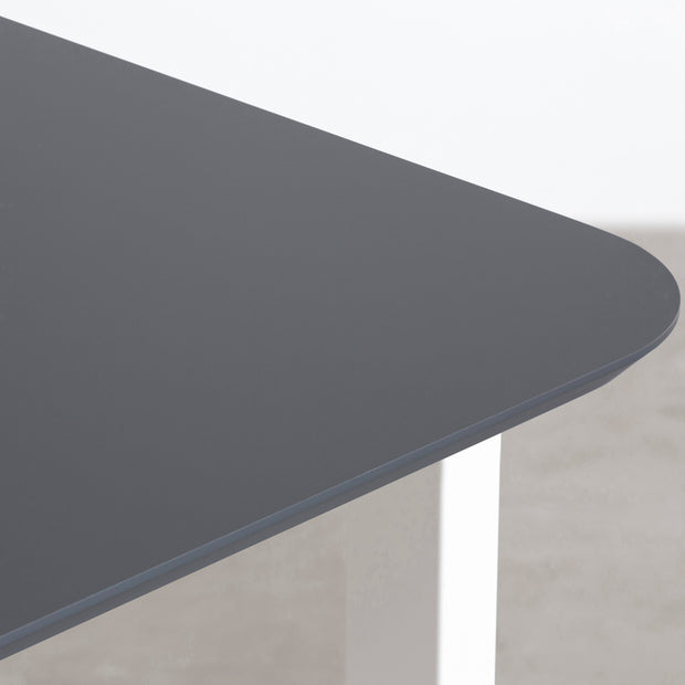 KanademonoのFENIXダークグレー天板にホワイトのスクエア鉄脚を合わせたテーブル（角）