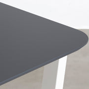 KanademonoのFENIXダークグレー天板にホワイトのトラペゾイド鉄脚を合わせたテーブル（角）